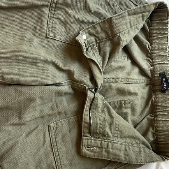 I am selling these green cargo jeans from forever 21, and they are really comfy. - Picture 3 of 8